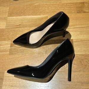 New STUART WEITZMAN BLACK PATENT PUMP